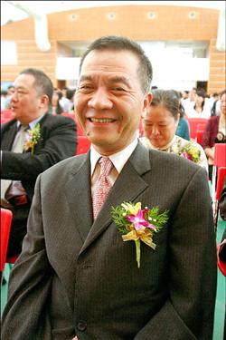張金洲贊助南山中學籃球隊